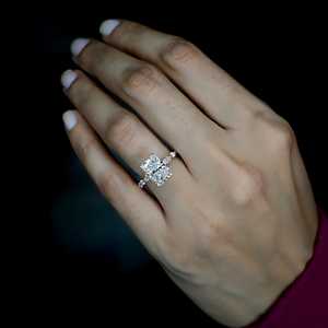Bague de fiançailles en or massif 10K 14K 18K avec diamant de laboratoire taille émeraude et marquise, design de joaillerie fine, certifiée IGI, couleur E VVS - Product Image 5