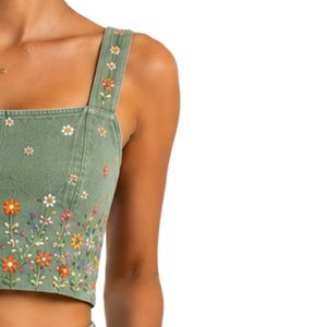 Conjunto de Top Corto y Falda Bordados en Verde Salvia para Mujer, Diseño Floral de Verano, Dos Piezas, Logotipo Personalizado, OEM, Ropa al Por Mayor - Product Image 4
