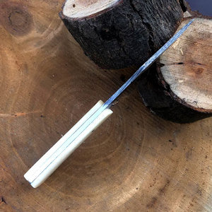 Couteau de chasse en acier de Damas avec lame à motifs décoratifs et manche robuste pour l'exploration en plein air, le camping et l'équipement de chasse - Product Image 2