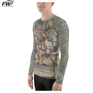 Camiseta de compresión negra dorada Rash Guard, elástica en 4 direcciones y con tejido que absorbe el sudor, parte de un conjunto de artes marciales, esencial para BJJ. - Product Image 3