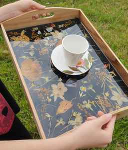 Plateau de service en bois avec fleurs séchées réelles dans de la résine époxy, fait main, décoration florale rustique pour la maison, plateau de table basse, cadeau unique - Product Image 2