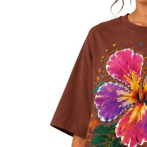 เสื้อยืดโอเวอร์ไซส์สีน้ำตาลสำหรับผู้หญิง พิมพ์ลายดอกชบาสีสันสดใส เสื้อยืดลำลองผ้าฝ้ายสำหรับฤดูร้อน รับผลิตแบบ OEM ODM ขายส่ง - Product Image 3