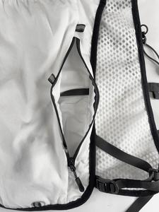Mochila y Chaleco de Hidratación Ligeros y Transpirables para Correr con Correas de Pecho Ajustables, Capacidad de 21L, Diseño a Rayas de Poliéster - Product Image 2