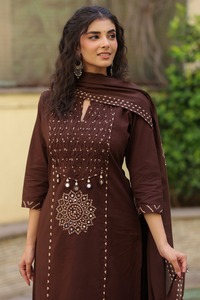 Ensemble Kurti droit en pur coton de qualité supérieure pour femme, avec pantalon et dupatta, orné de motifs imprimés et de broderies miroir - Product Image 6