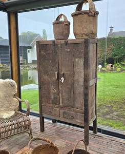 Armario Rústico de Madera Estilo Granja Antigua con Dos Puertas y Cajones, Mueble de Almacenamiento Vintage de Madera Envejecida para el Hogar - Product Image 1