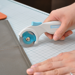 Cutter rotatif 45mm avec poignée en plastique Outils de coupe pour coudre la broderie de courtepointe et le bricolage Portable pour tissu cuir - Product Image 2