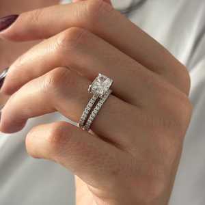 EAST WEST Ensemble de mariage avec diamant de laboratoire taille coussin allongé de 2 carats, pureté E VVS2, monture halo dissimulée, en or blanc 14k 18k, certifié IGI - Product Image 4