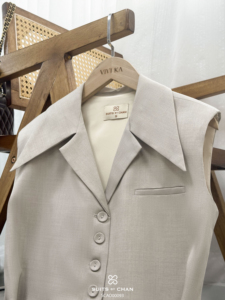 เสื้อกั๊กเบลเซอร์แขนกุดสำหรับผู้หญิง สีเทา ปกแบบ Notch Lapel คอสองชั้น รูดเชือกที่เอว ติดกระดุมด้านหน้า เสื้อสำหรับใส่ทำงาน IRIS - Product Image 5