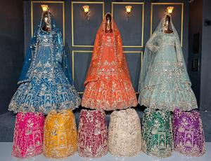 ชุดสูท lehenga choli ดีไซน์ใหม่พร้อมด้วยงานหนักและ jarstones ประกายเหมาะสำหรับเจ้าสาว - Product Image 5