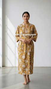 ชุดกิโมโนผ้าฝ้ายพิมพ์ลายดอกมัสตาร์ดสุดหรู งานพิมพ์ลายด้วยมือ 100% ผ้าฝ้ายพรีเมียมเนื้อบางเบา ชุดเดรสยาวปานกลางทรงไม่สมมาตร สวยงามน่าทึ่ง - Product Image 6