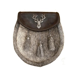 Sporran écossais traditionnel avec fourrure grise, rabat en cuir noir et emblème cerf argenté - Product Image 5