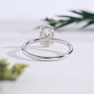 Bague de fiançailles classique de luxe en or blanc avec diamant taille ovale, halo caché et sertissage en panier, bague de mariage solitaire avec diamant rond, cadeau - Product Image 2