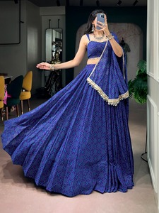 Conjunto de Lehenga Choli de Diseño Georgette con Estampado Tradicional Bandhej y Detalles de Encaje con Espejos, Especial para Navratri - Product Image 2