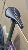 Vélo de course Aero entièrement en carbone avec transmission électronique Di2 24 vitesses, guidon intégré, freins à disque hydrauliques et jeu de roues en carbone