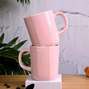 ชุดแก้วกาแฟเซรามิกสีชมพูอ่อน 2 ใบ ใช้กับไมโครเวฟได้ แก้วพอร์ซเลนลายดอกไม้น่ารักสร้างสรรค์ พร้อมช้อน สำหรับคู่รัก - Product Image 1