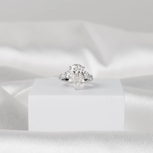 Élégante bague de mariage pour femme en or blanc 14 carats avec trois diamants de laboratoire en forme de poire de 3 carats, pureté D VVS2, certifiée IGI - Product Image 3