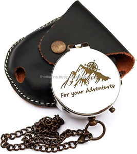 Boussole en laiton nautique faite à la main avec étui en cuir de chaîne citation d'aventure gravée pour poche de voyage en plein air transportant cadeau de randonnée - Product Image 1