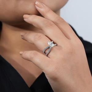 Bague de fiançailles en or blanc avec diamant taille poire et pierres latérales rondes, anneau pavé à branches fendues avec diamants d'appoint, luxe nuptial - Product Image 4