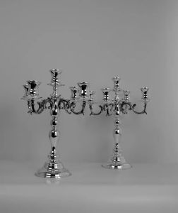 Candélabre en métal fait main, finition argent poli, décoration de table pour mariage et Noël - Product Image 1