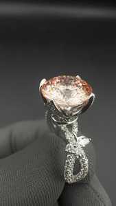 แหวนเพชรทรงกลมสีชมพู 2.01 กะรัต แบบปลูกในห้องปฏิบัติการ ประดับด้วยดอกไม้ สำหรับผู้หญิง ทองคำแท้ 14K ของขวัญแต่งงานสุดพิเศษสำหรับแฟนสาว - Product Image 5