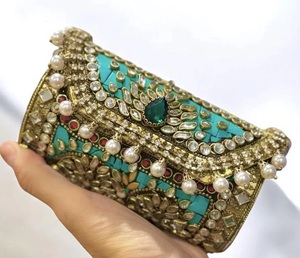 Bolso de mano metálico hecho a mano con piedras Kundan y asa de perlas, bolso de diseño étnico para bodas y fiestas. - Product Image 5