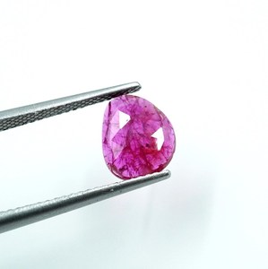 Pierre précieuse rubis rose : Cabochon taillé en rose à dos plat, non chauffé, 1,40 carat, provenance Mozambique - Product Image 1