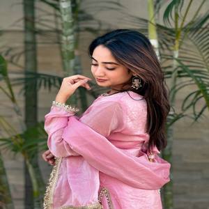 Conjunto de Kurta de Seda Satinada VASTRA COTTAGE con Salwar y Dupatta, Adorno de Espejo, Moti, Encaje y Zari, para Fiestas, Bodas y Eventos Étnicos - Product Image 3