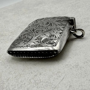 Boîte à allumettes vintage en argent avec motif floral gravé, durable pour un usage domestique - Product Image 5