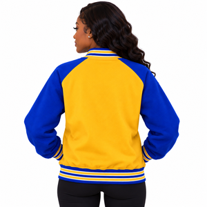 Chaqueta Varsity de Forro Polar para Mujer en Amarillo, Azul Rey y Blanco con Letras Bordadas en Chenille, Logotipo de Escudo, Cierre Completo y Ribetes Acanalados, Estilo Casual - Product Image 3