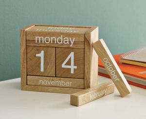 Calendrier perpétuel en bois avec jours, mois et chiffres gravés pour la décoration moderne de la maison - Product Image 2