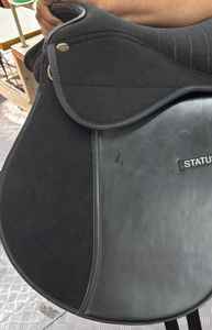 Selle d'obstacle anglaise haut de gamme en cuir avec panneaux amortisseurs, matériaux écologiques bois/plastique, quincaillerie en laiton - Fermeture douce - Product Image 2