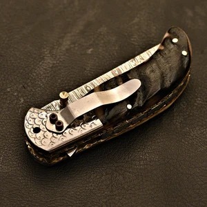 Cuchillo de bolsillo hecho a mano de acero de Damasco con punta curva, perilla para el pulgar y mango texturizado para uso diario. - Product Image 4