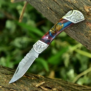 Couteau de chasse droit en acier Damas fait main OEM personnalisé, manche en résine, poignées gravées, étui en cuir, couteau de camping - Product Image 1