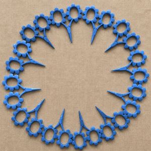 กรรไกรปักลายดอกทานตะวันขนาดเล็ก LUMINEX IMPEX สีแดงน้ำเงิน สแตนเลสสตีล สำหรับคนถนัดขวา ใบมีดคม 30 ฟัน สำหรับตัดผม - Product Image 3