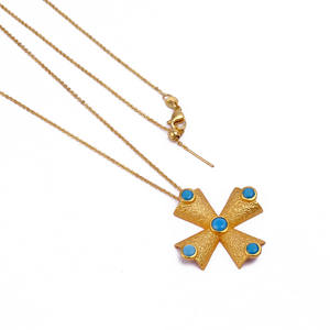 Collar de piedras preciosas de turquesa azul natural texturizada - Collar con colgante de cruz multienhueso chapado en oro - Product Image 2