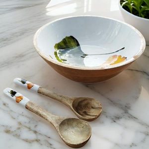 Ensemble de saladiers en bois émaillé faits à la main, motif Ginkgo Biloba, avec cuillères de service en bois assorties - Product Image 2