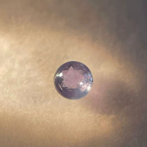 Alexandrite, pierre naturelle facettée de taille ronde, changeant de couleur. - Product Image 1