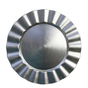 Plato de presentación redondo de metal de calidad duradera, acabado pulido, diseño minimalista, apto para lavavajillas. - Product Image 1