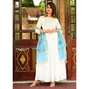 Robe Gotta blanche argentée en mousseline pastel avec dupatta, silhouette trapèze, taille naturelle, col rond, imprimé floral, respirante et tendance - Product Image 4