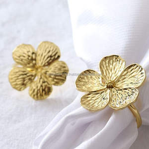 Hermoso anillo de servilleta de metal adornado para agregar elegancia a las cenas navideñas y las celebraciones familiares de temporada - Product Image 1