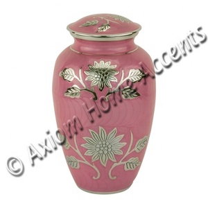 Urna de latón artesanal con grabados personalizados y un diseño clásico para apreciar recuerdos de Axiom Home Accents - Product Image 2