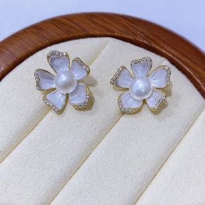 Boucles d'oreilles en dentelle émaillée vintage française avec perles d'eau douce, fleurs populaires et bijoux Mantou plats, nouveau design chic - Product Image 2