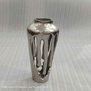 Vase décoratif en métal aluminium goutte à goutte noir avec corps conçu pour fondre - Product Image 3