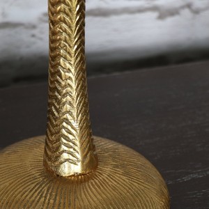 Porte-bougie unique en métal doré en forme de palmier, avec un tronc texturé, une canopée de feuilles et une base ronde pour une décoration tropicale - Product Image 5