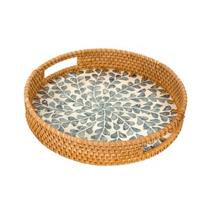 Bandeja Decorativa para el Hogar de Ratán Natural con Incrustaciones de Conchas Hechas a Mano - Product Image 1