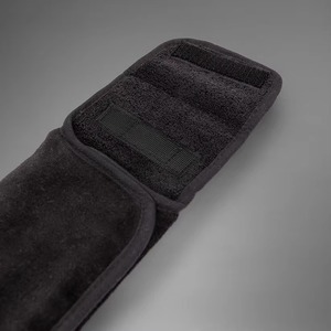 Serviette de sport noire personnalisée en tissu avec anse, douce et absorbante, pour l'entraînement sportif (thème football américain) - Product Image 3