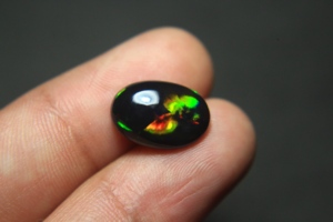 Ópalo Negro Gema Preciosa Natural Etíope de 15*10*5mm, Corte Ovalado, Cabujón de 3.80 Quilates con Fuego Multicolor, Piedra Suelta - Product Image 2