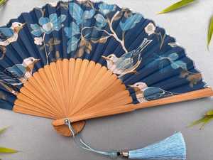 พัดไม้พับลายดอกไม้สีน้ำเงินพร้อมลายนกและพู่ห้อยตกแต่ง งานแฮนด์เมด สำหรับงานแต่งงานและของขวัญ จากอุตรพัฒนา - Product Image 6