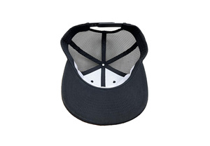 Gorra Trucker Negra de Malla, Hecha en Vietnam, Personalizada, con 6 Paneles y Parche de Goma, Estructurada, Cómoda, Estilo Minimalista y Moderno para Adultos - Product Image 3