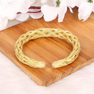 Bracelet ouvert en fil métallique |   Bijoux en laiton plaqué or - Product Image 5